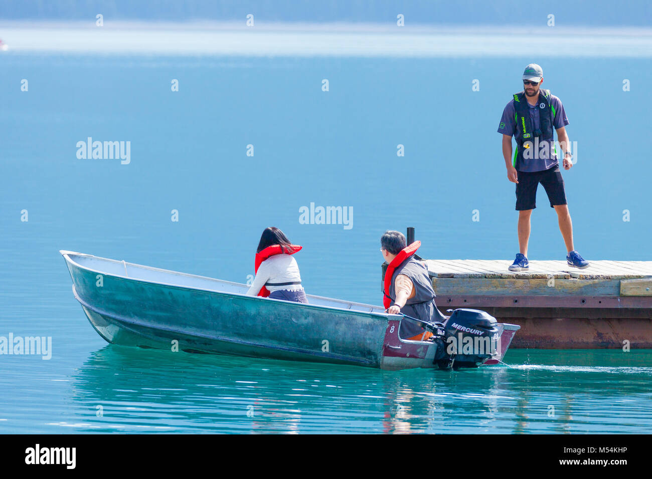 Barco de turistas en el Lago Minnewanka Foto de stock
