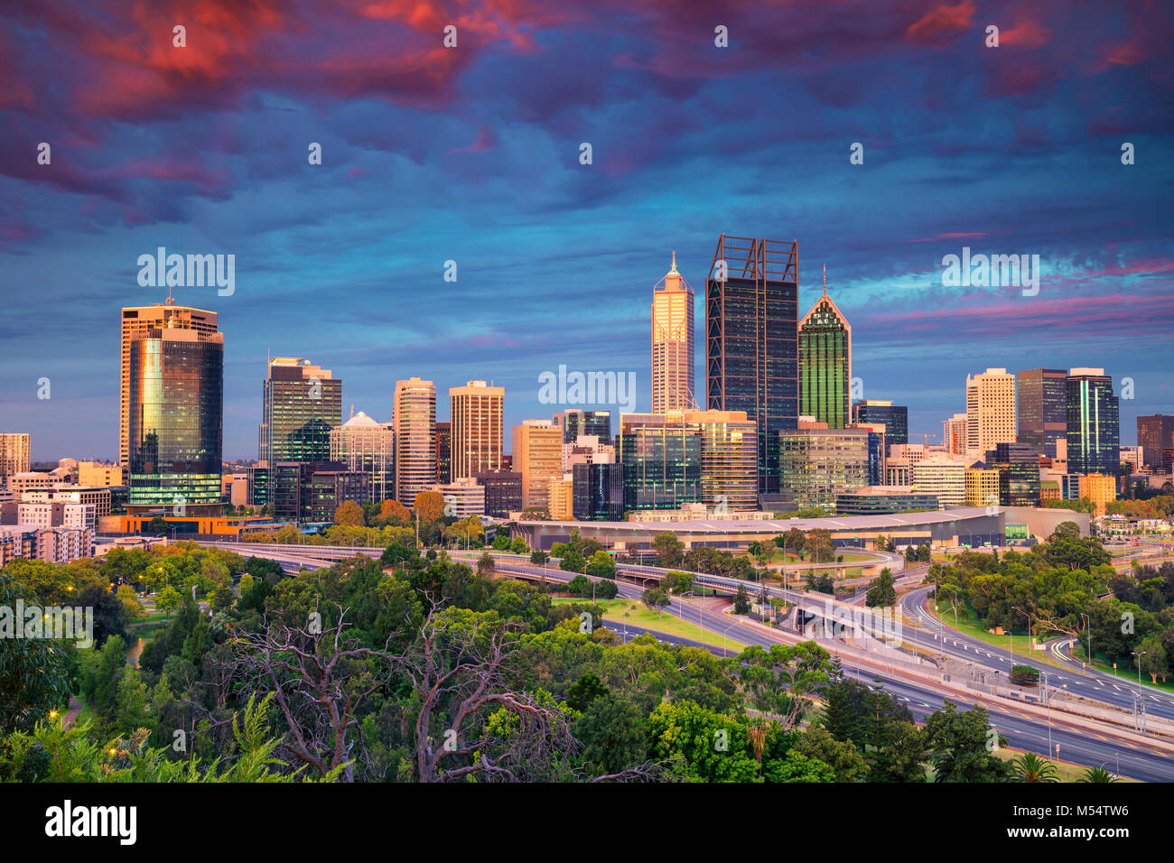 Perth. Imagen del paisaje urbano de la ciudad de Perth, Australia, durante la puesta de sol. Foto de stock