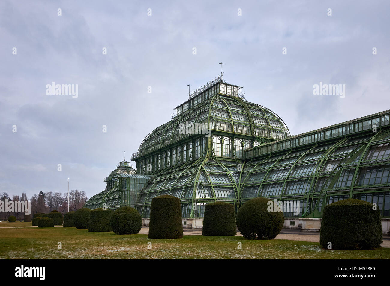Viena, Austria - 18 de febrero de 2018: la Palmenhaus Schönbrunn Schönbrunn / la casa de las palmeras en los jardines del parque del palacio de Schönbrunn, Viena en un día frío Foto de stock