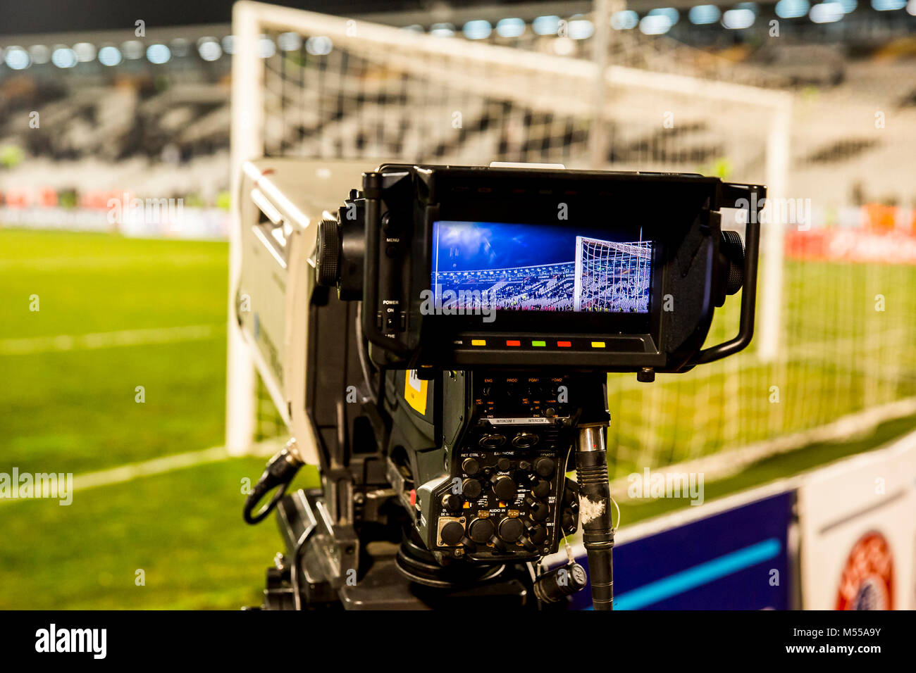 Cámara de TV en el estadio durante los partidos de fútbol. cámara de  televisión durante el partido de fútbol Fotografía de stock - Alamy