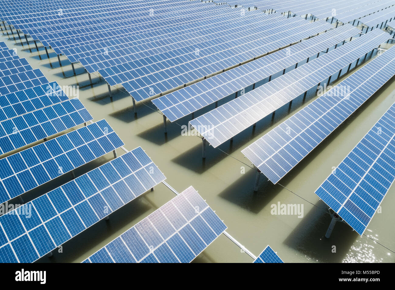 Vista aérea de granjas de energía solar Foto de stock