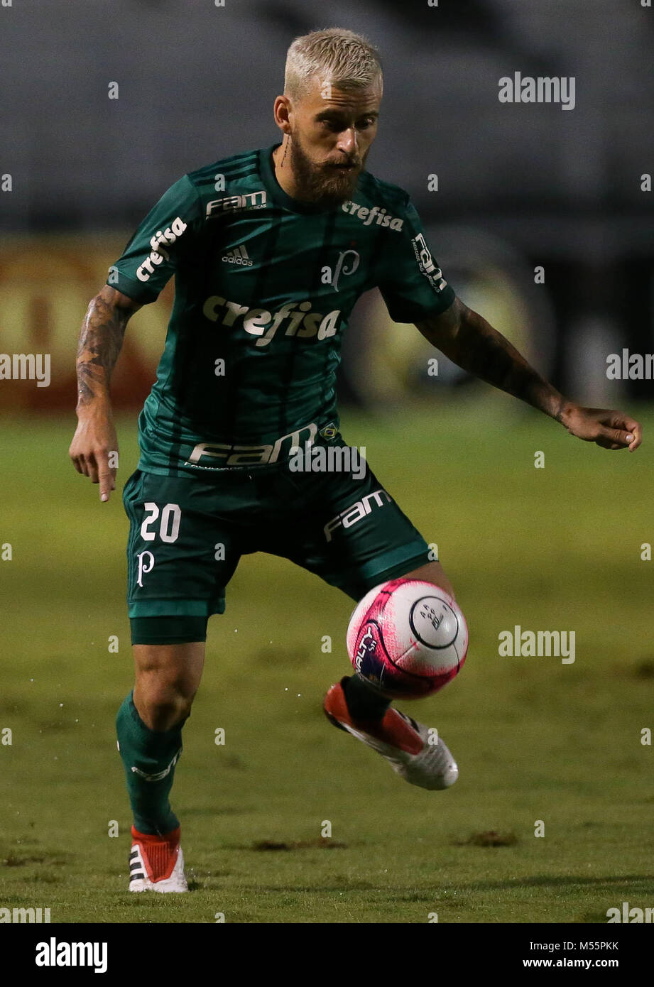 RJ - Rio de Janeiro - 27/10/2018 - Brasileiro A 2018, Flamengo x Palmeiras  -Para jogador do Flamengo disputa lance com Dudu jogador do Palmeiras  durante partida no estadio Maracana pelo campeonato