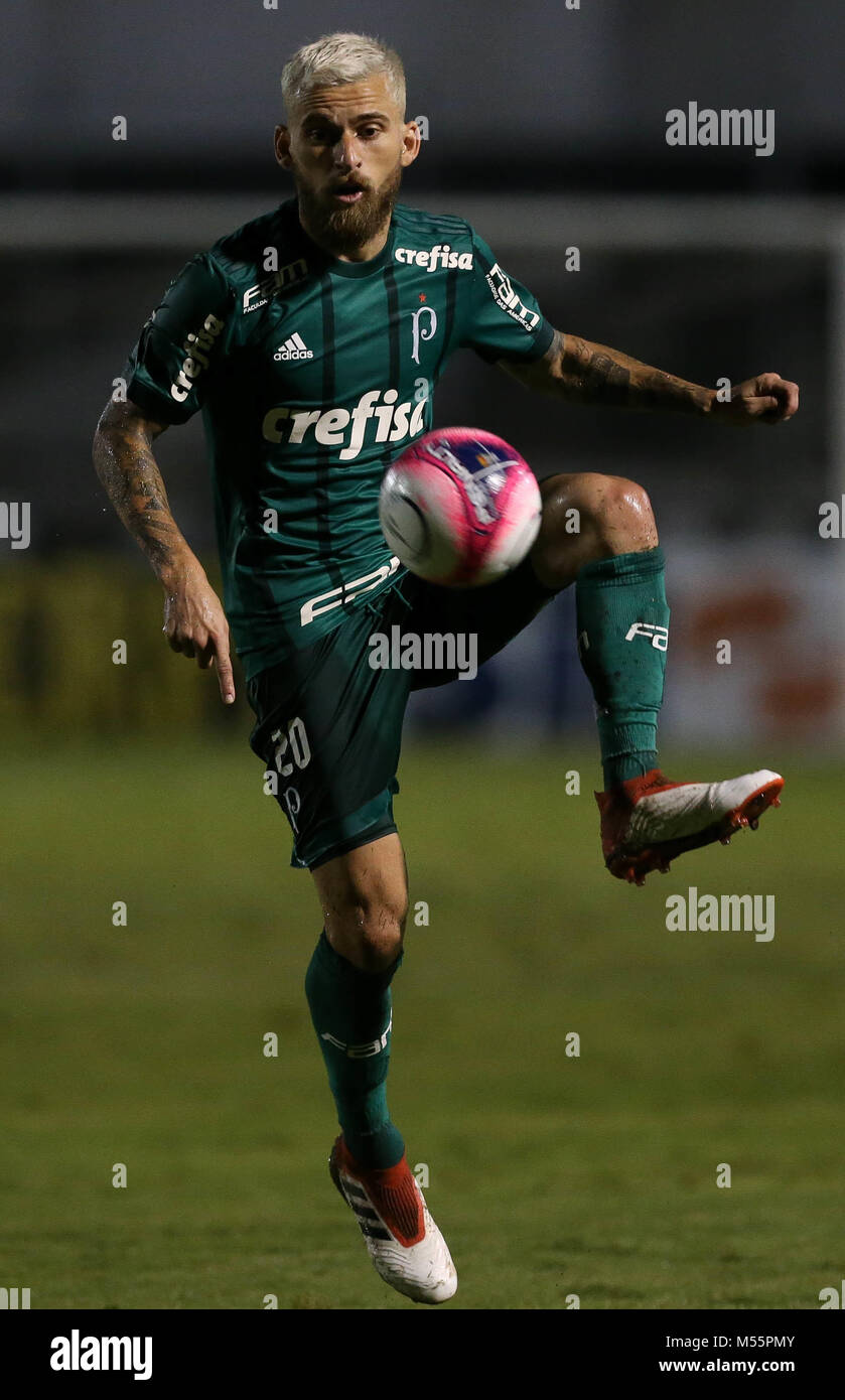 RJ - Rio de Janeiro - 27/10/2018 - Brasileiro A 2018, Flamengo x Palmeiras  -Para jogador do Flamengo disputa lance com Dudu jogador do Palmeiras  durante partida no estadio Maracana pelo campeonato