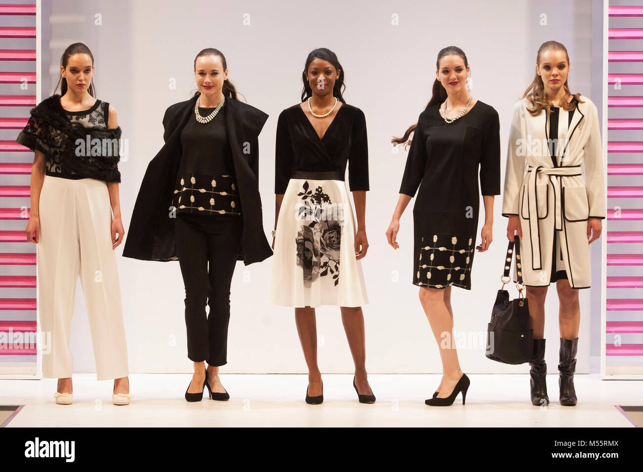 Modelos de moda vestidos de blanco y negro en la pasarela womenswear diseños en moda. El comercio Fashion show corrió 18º-20º febrero de 2018 en el NEC, Birmingham, Reino Unido. Destacó