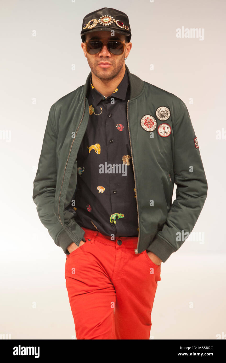 Modelo vistiendo Ben Sherman chaqueta, Carlos Córdoba animal print y camisa  azul rojo chinos étnicos en la pasarela de moda. El comercio Fashion show  corrió 18º-20º de febrero de 2018 en el