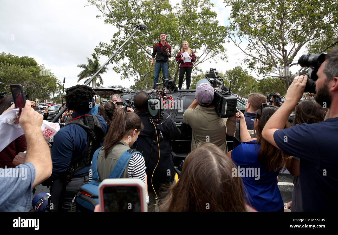 Coral Springs, FL, EEUU. 20 Feb, 2018. Cameron Kasky, 17 y Jaclyn Corin, 17, hacer announcments desde un coche antes de la azotea compañeros Marjory Stoneman Douglas estudiantes junta autobuses a Tallahassee para hablar con los legisladores de la Florida sobre el control de armas de crédito: Sun-Sentinel/Zuma alambre/Alamy Live News Foto de stock