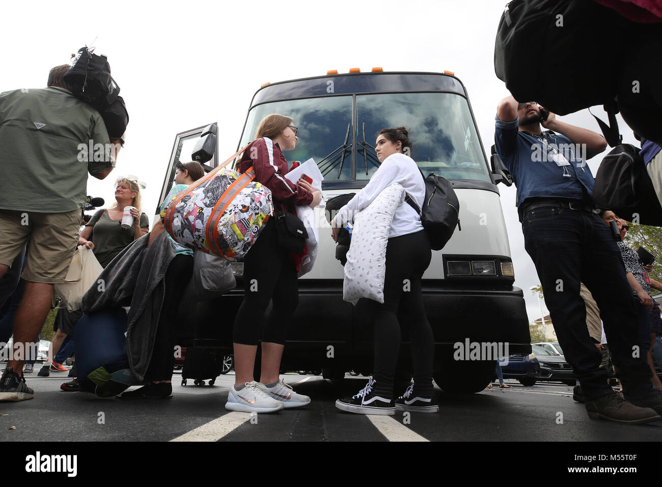 Coral Springs, FL, EEUU. 20 Feb, 2018. Marjory Stoneman Douglas estudiantes preparen a bordo del autocar a Tallahassee para atender a los legisladores de la Florida el miércoles para discutir gun control de crédito: Sun-Sentinel/Zuma alambre/Alamy Live News Foto de stock