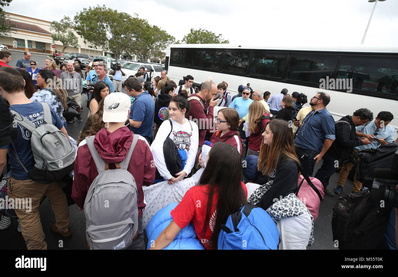 Coral Springs, FL, EEUU. 20 Feb, 2018. Marjory Stoneman Douglas estudiantes preparen a bordo del autocar a Tallahassee para atender a los legisladores de la Florida el miércoles para discutir gun control de crédito: Sun-Sentinel/Zuma alambre/Alamy Live News Foto de stock