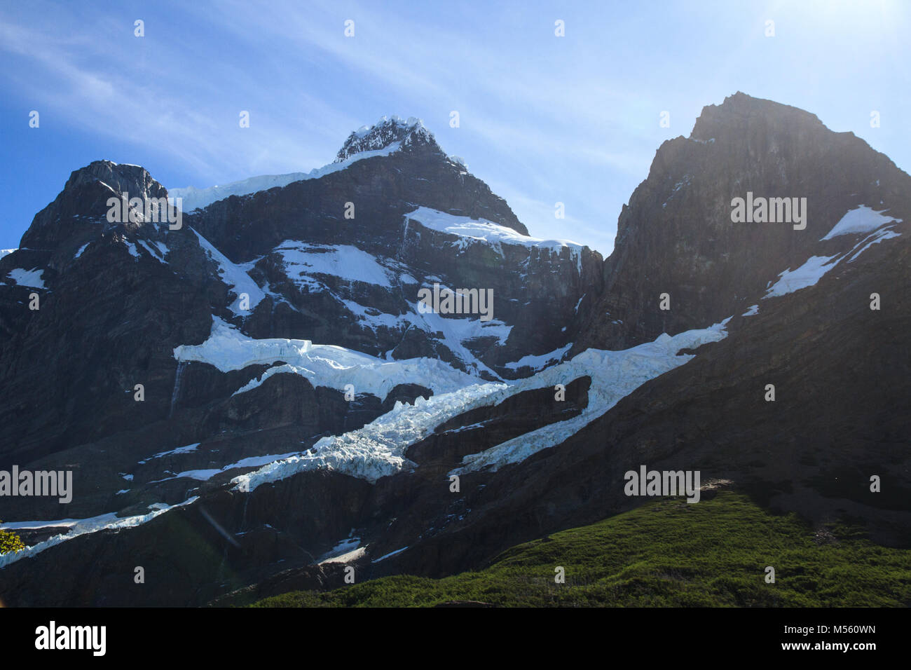 Capas de glaciares colgantes anidado en un valle sombreado por debajo de los picos de las montañas junto con el W caminar senderos en el Parque Nacional Torres del Paine Foto de stock