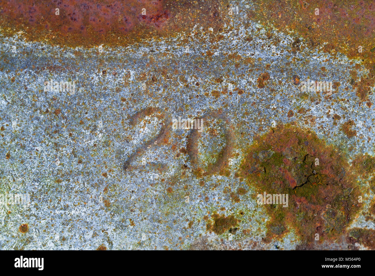 El número '20' presiona en corroída, oxidada de hierro galvanizado Foto de stock
