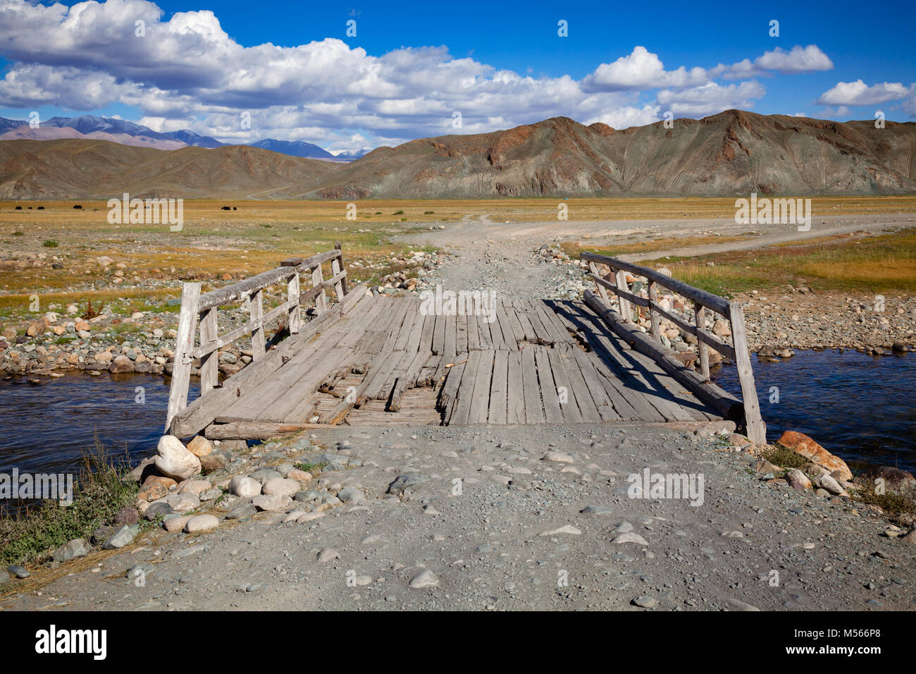 Puente de madera desgastada en una carretera de tierra en las montañas de Altai, Mongolia occidental Foto de stock
