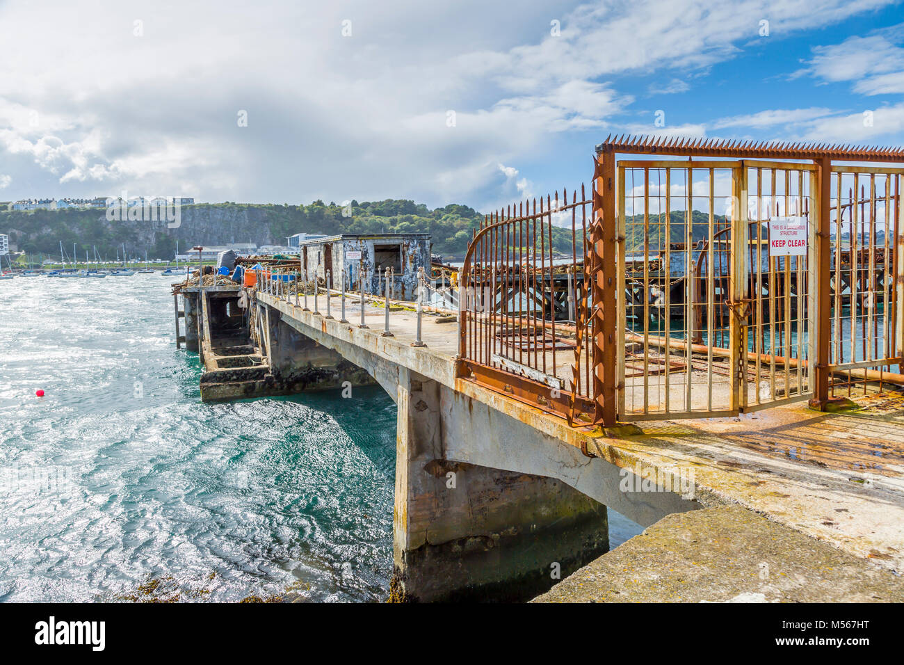 Ruinoso, puerto en desuso estadificación en Brixham Harbor, South Devon, Reino Unido. Foto de stock