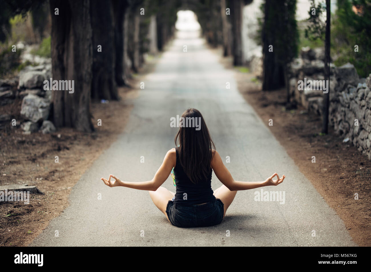 Calma despreocupada mujer meditando en la naturaleza.encontrar paz interior.La práctica del Yoga.La curación espiritual, estilo de vida.Disfruta de la paz,la terapia anti-estrés,mindfulness Foto de stock