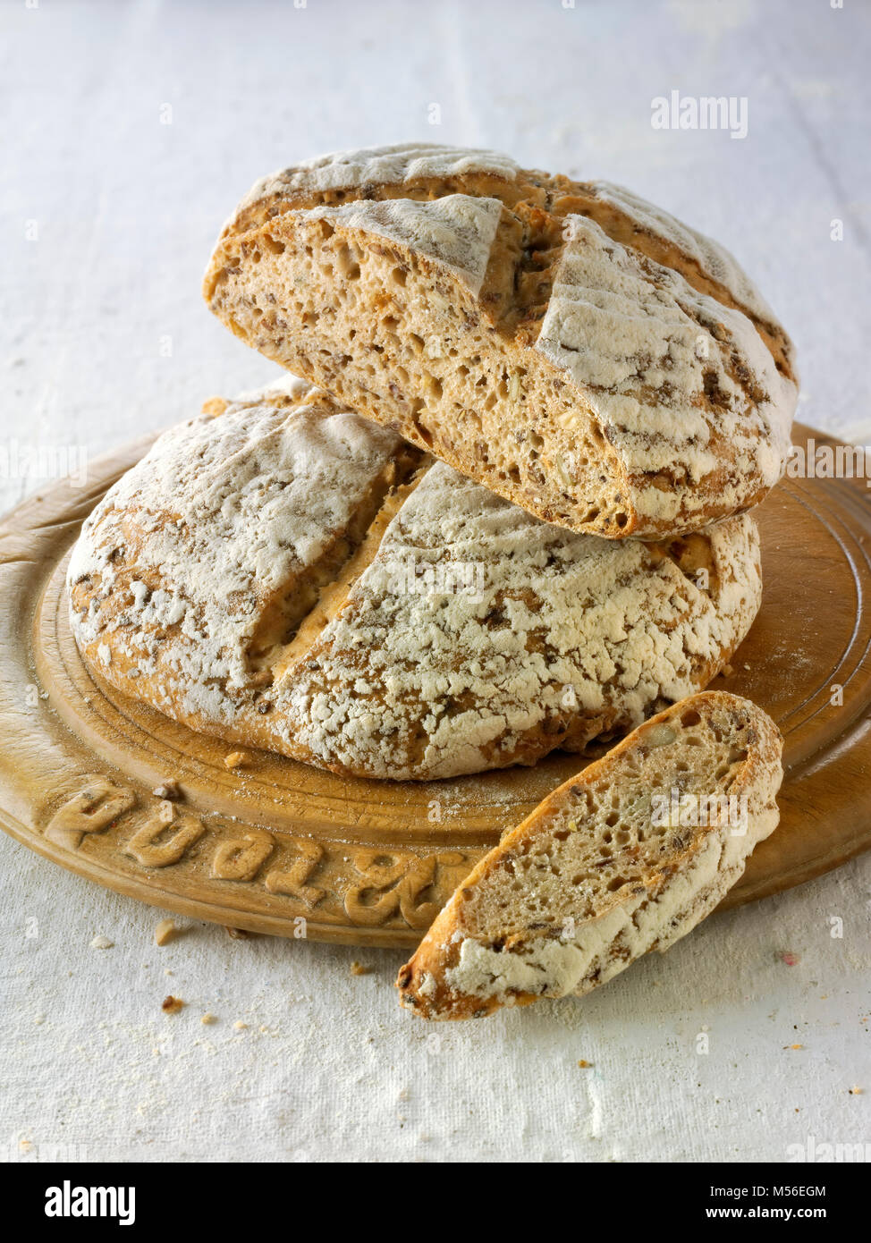 Hecho a mano artesanal masa agria semillas integrales pan hecho con blanco, malteada y harina de centeno Foto de stock