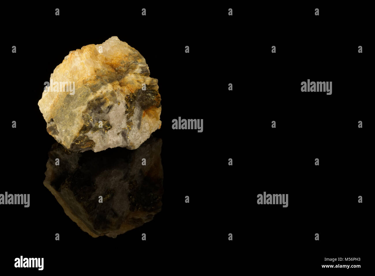 Calcopirita mineral de sulfuro de hierro cobre aislado sobre fondo negro Tetragonal estructura cristalina. Rocas y minerales Foto de stock