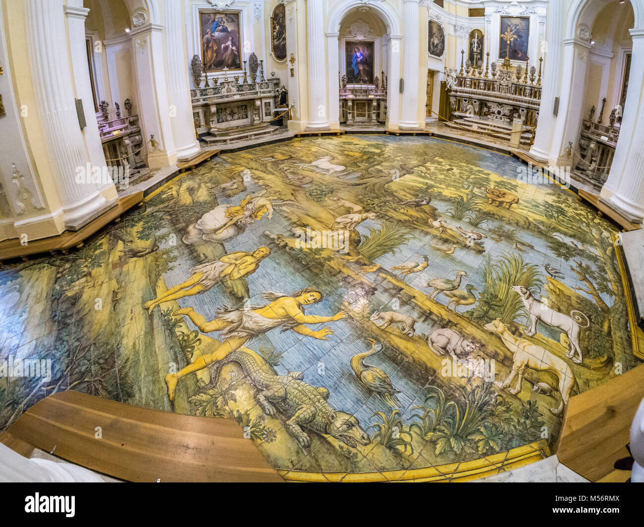 Interior de la Iglesia de San Miguel en Anacapri, el piso de mosaico por Leonardo Chiaiese. Foto de stock