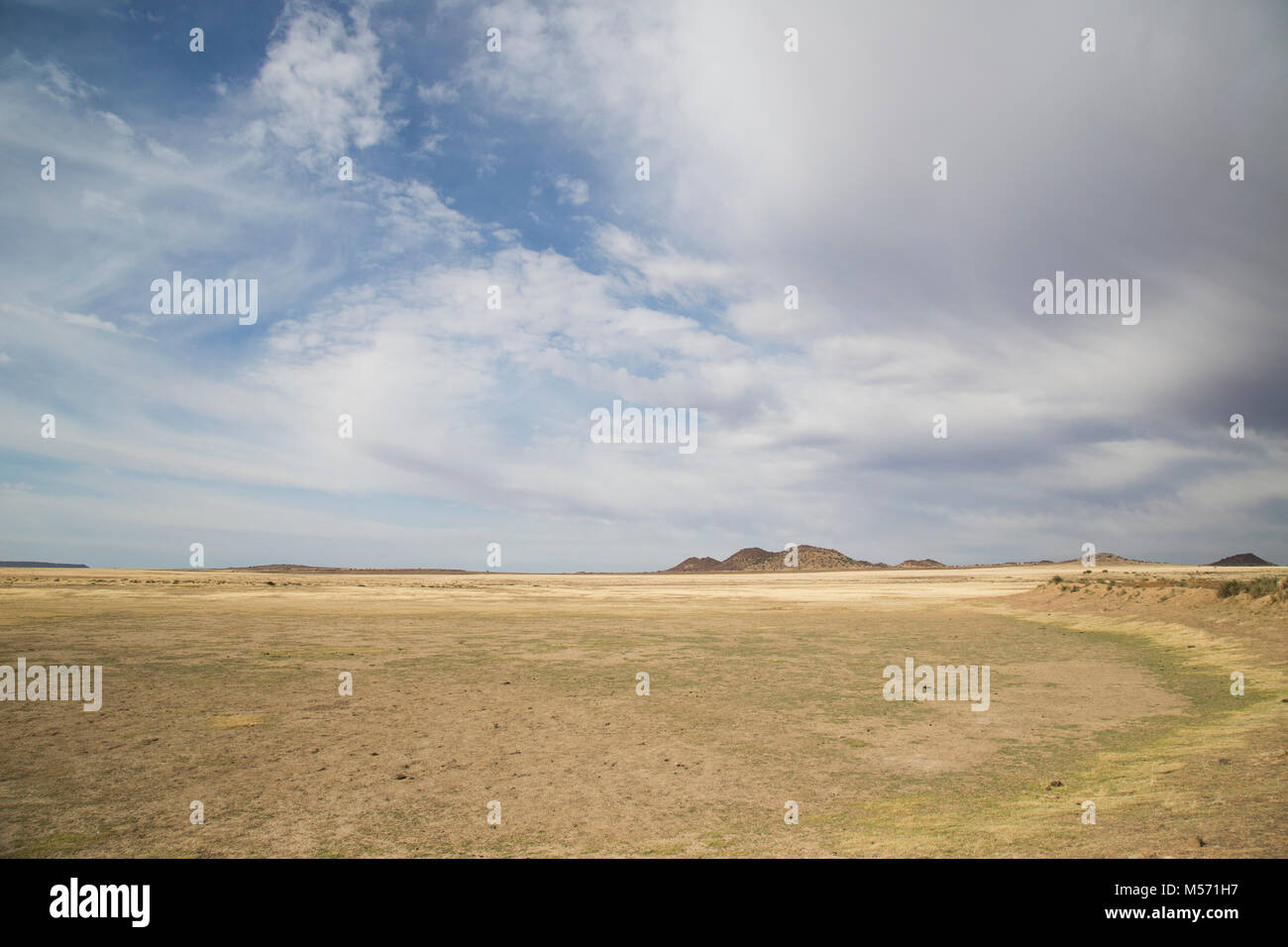 Vista panorámica de una granja grande presa que está completamente seca a causa de la sequía en la zona Foto de stock