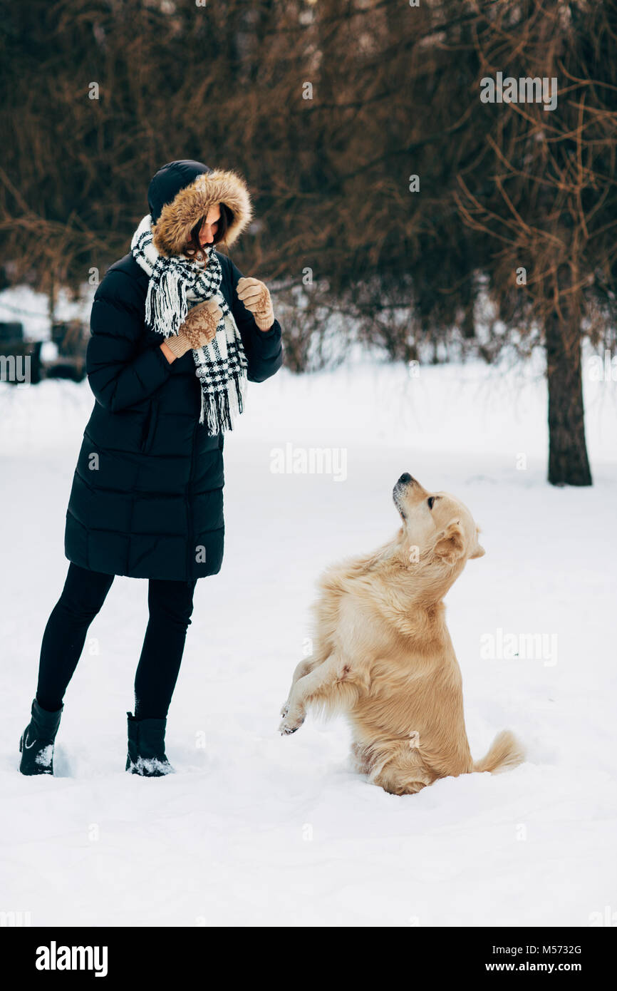 Foto de mujer con retriever caminando en Winter Park Foto de stock