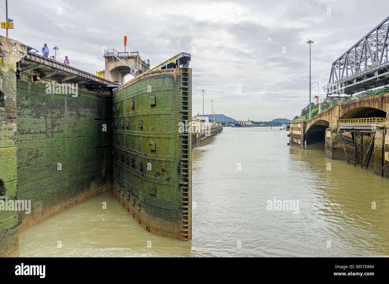 Las Esclusas de Miraflores del Canal de Panamá con esclusas de clausura para llenar la cámara con agua y levantar los buques Foto de stock