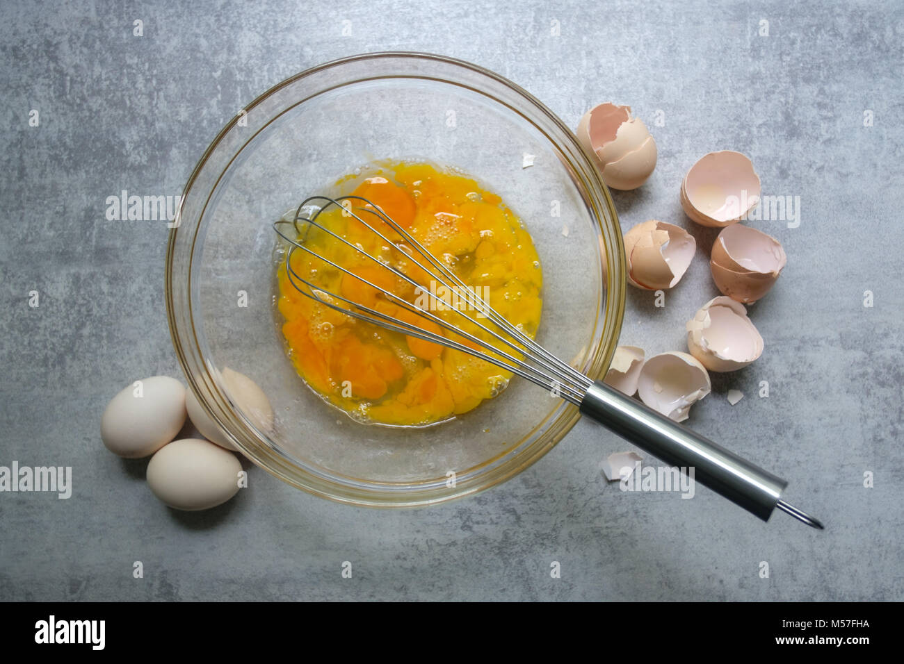 Los huevos crudos en el tazón de vidrio. Foto de stock