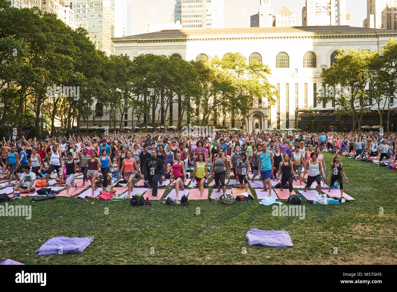 Clases de yoga presentadas por la marca de ropa deportiva Athleta, durante  la cual los instructores de Yoga Journal en el césped Fotografía de stock -  Alamy