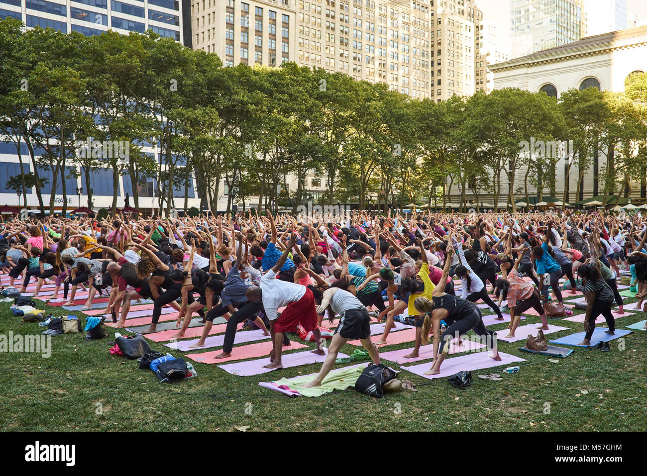 Clases de yoga presentadas por la marca de ropa deportiva Athleta, durante  la cual los instructores de Yoga Journal en el césped Fotografía de stock -  Alamy