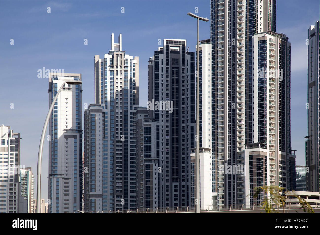 DUBAI, Emiratos Arabes Unidos, Febrero, 2018:ver en modernos rascacielos de Dubai, la ciudad de más rápido crecimiento en el mundo. Foto de stock