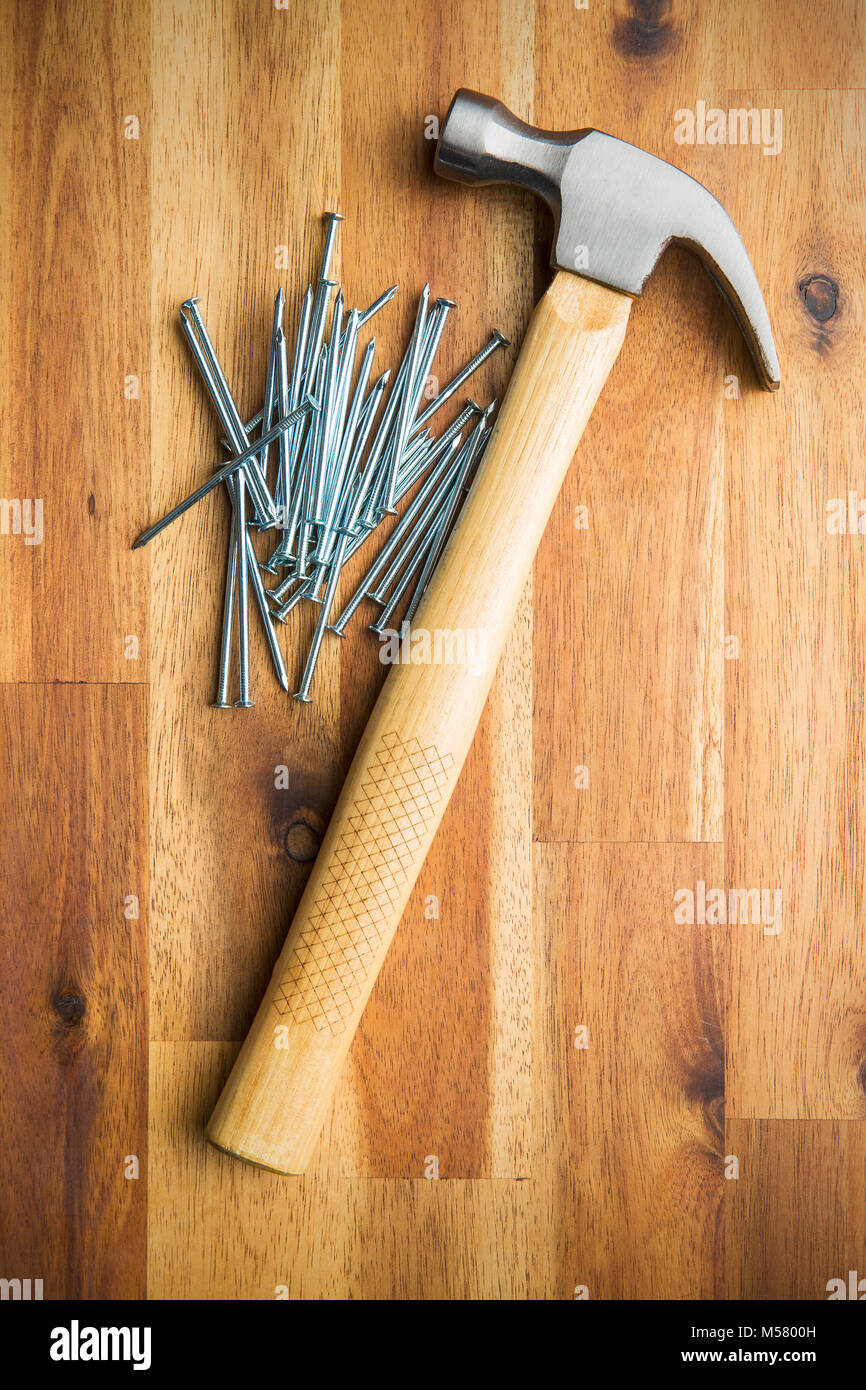 y martillo sobre la mesa de madera Fotografía stock - Alamy