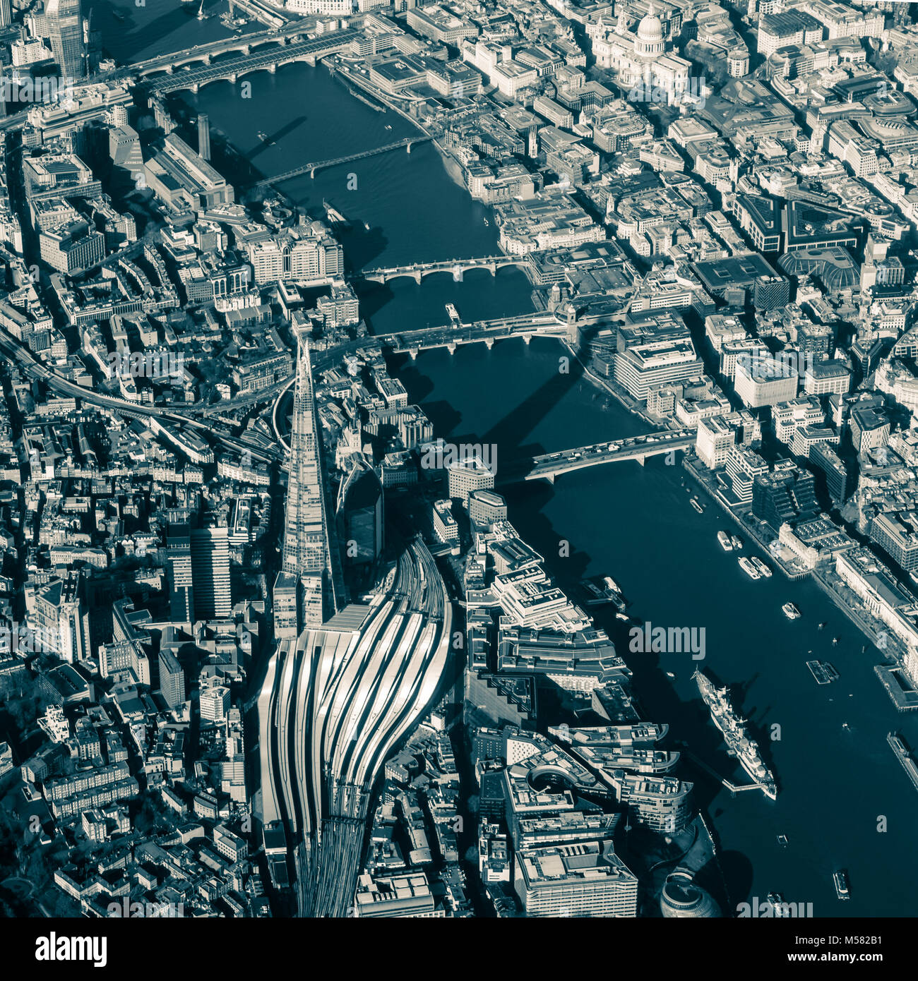 Imagen de tono dividido de la vista aérea de Londres desde arriba el Shard con vistas a lo largo del Támesis desde el HMS Belfast hasta el puente de Blackfriars. Foto de stock