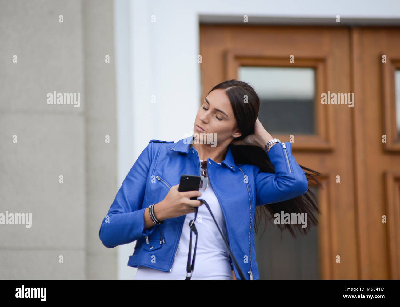 Una chica de ojos azules vistiendo una chaqueta de cuero azul - Kaunas, Lituania Foto de stock
