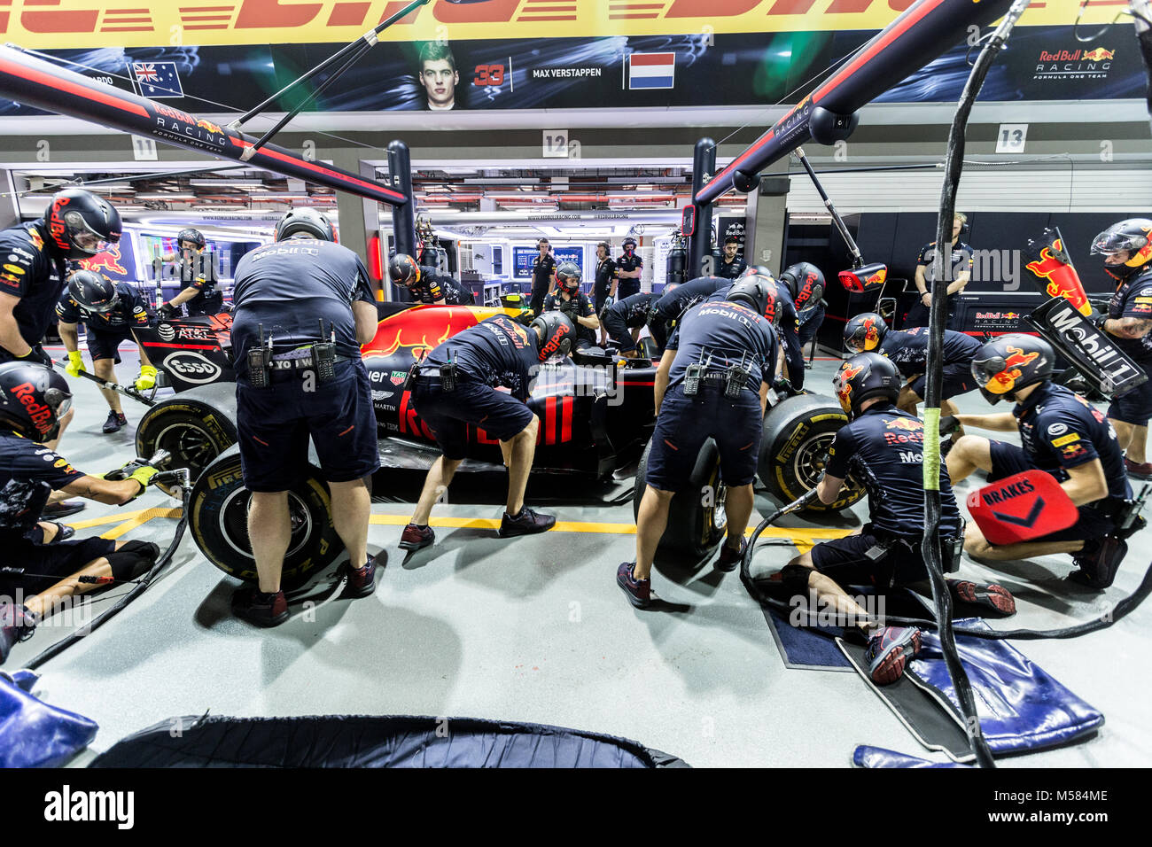 Red bull racing team mechanic fotografías e imágenes de alta resolución