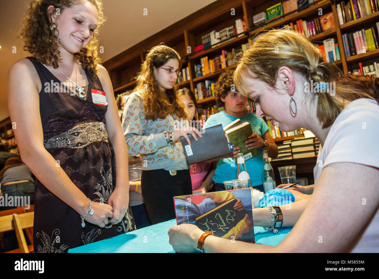 Miami Florida,Coral Gables,Libros y Libros,Conozca a los Autores,Shannon Hale,autores jóvenes de ficción para adultos,literatura,adolescentes adolescentes adolescentes niñas,signo Foto de stock