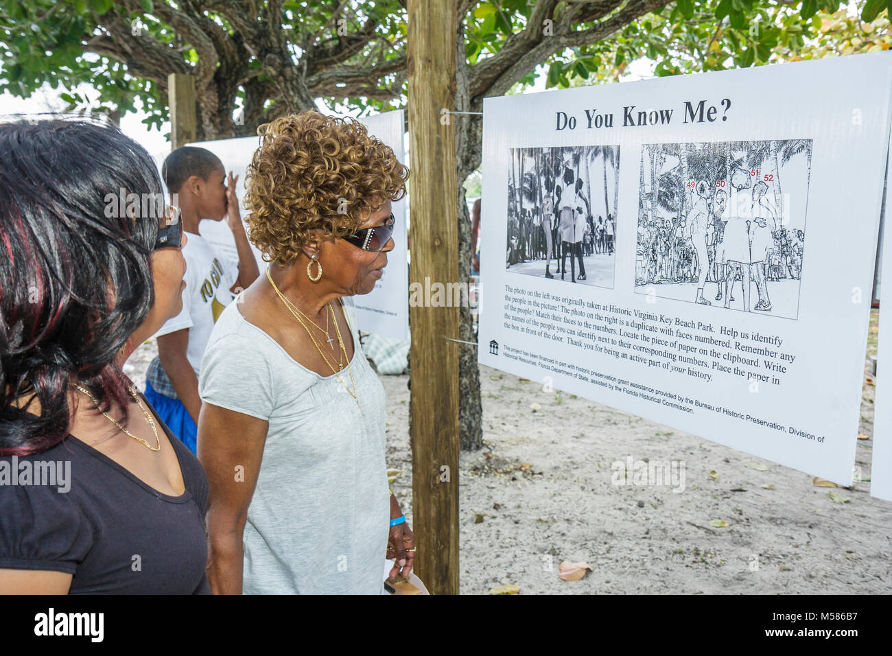 Miami Florida, Virginia Key Beach Park Grand Re Día de apertura de la fiesta, histórico color negro sólo segregación pública Movimiento de los Derechos Civiles, mujeres negras mira Foto de stock