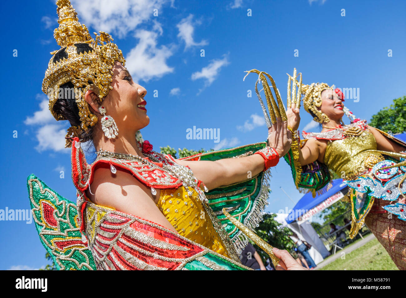 Miami Florida, Homestead Redlands, Fruit & Spice Park, Festival de la  Cultura Asiática, Manorah Thai Dancer, corona dorada bordados uñas trajes  mujeres perf Fotografía de stock - Alamy