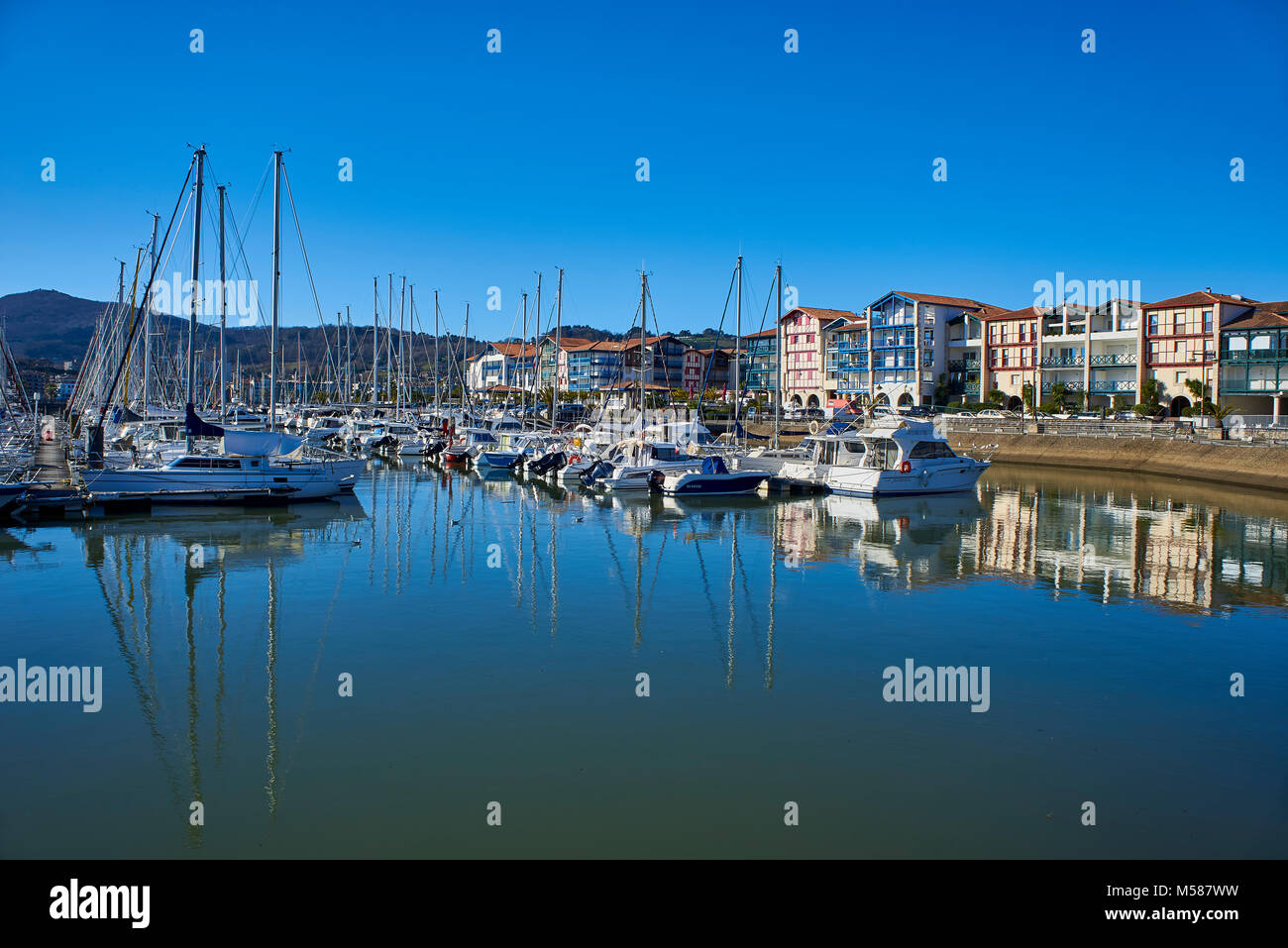 Hendaya, Francia - 28 de enero de 2018. Yates amarrados en el puerto de  plaisance, el puerto deportivo de Hendaya, Aquitania, Pirineos Atlánticos,  Francia Fotografía de stock - Alamy