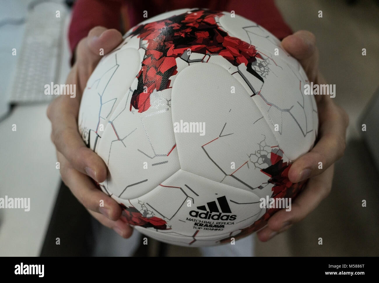 El 14 de septiembre de 2017. Moscú, Rusia un joven hombre sujetando el  balón oficial de la Copa Mundial de la FIFA 2018 Adidas Krasava Fotografía  de stock - Alamy