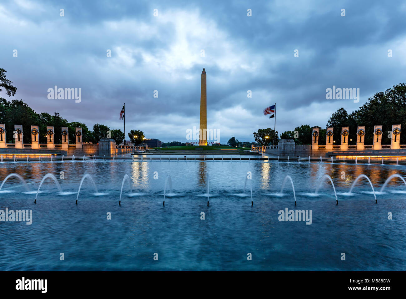 El Memorial de la Segunda Guerra Mundial y el Washington Memorial, Washington, Distrito de Columbia, EE.UU. Foto de stock