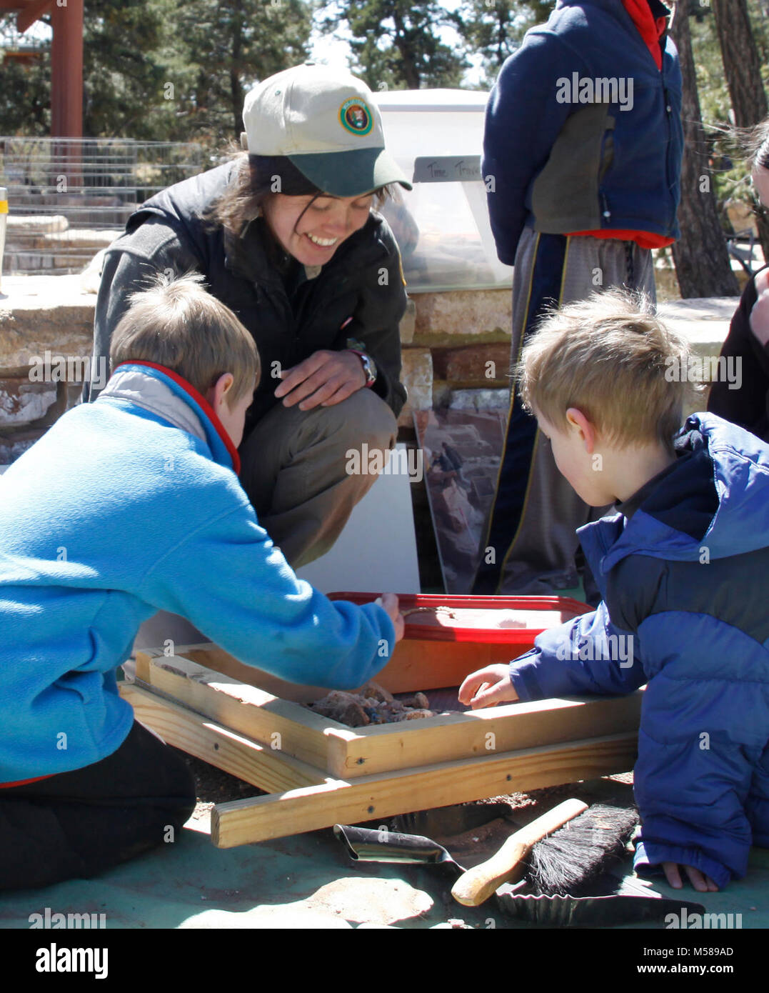 Grand Canyon Arqueologia Dia Tamizar Para Artefactos Los Ninos Aprenden Acerca De La Gente Que Vivia En El Gran Canon Hace Mucho Tiempo Participando En Manos Sobre Las Actividades Arqueologicas Aquellos