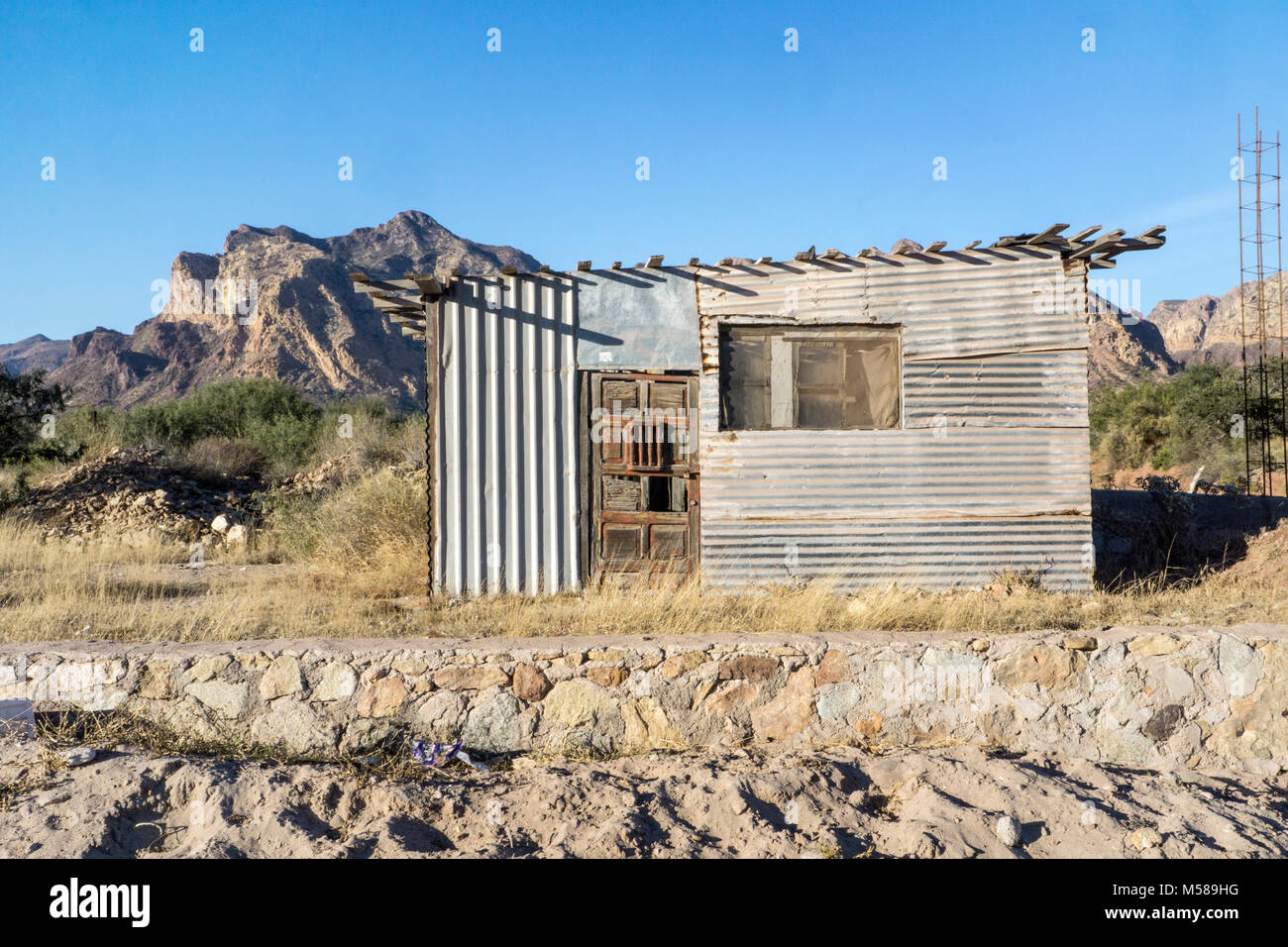 Antigua cabaña de pescador en la costa, cerca del desierto de Sonora llaSan Carlos con la excéntrica mosaico de piezas impares estaño galvanizado apartadero y puerta de madera áspera Foto de stock