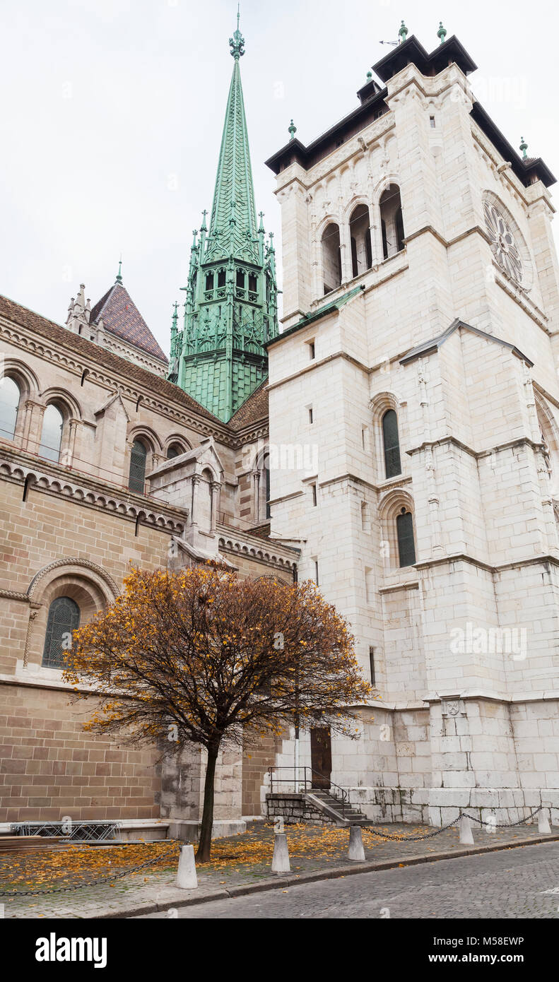Exterior de la Catedral de San Pedro, Ginebra, Suiza. Foto de stock