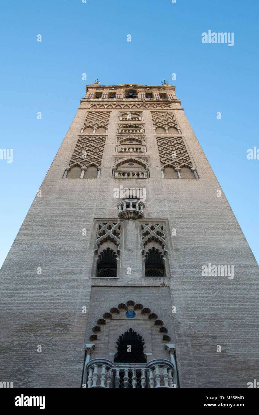 Ángulos interesantes en la base de la torre de la iglesia en Sevilla, España Foto de stock