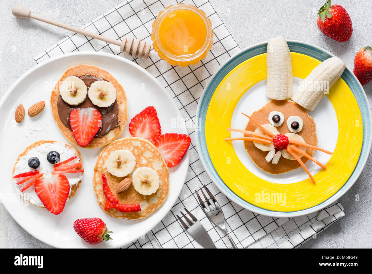 Colorido desayuno comida para niños. Comida de Pascua divertidas arte, vista desde arriba. Concepto de alimentación sana, alimentos para bebés, alimentos saludables para el desayuno Foto de stock