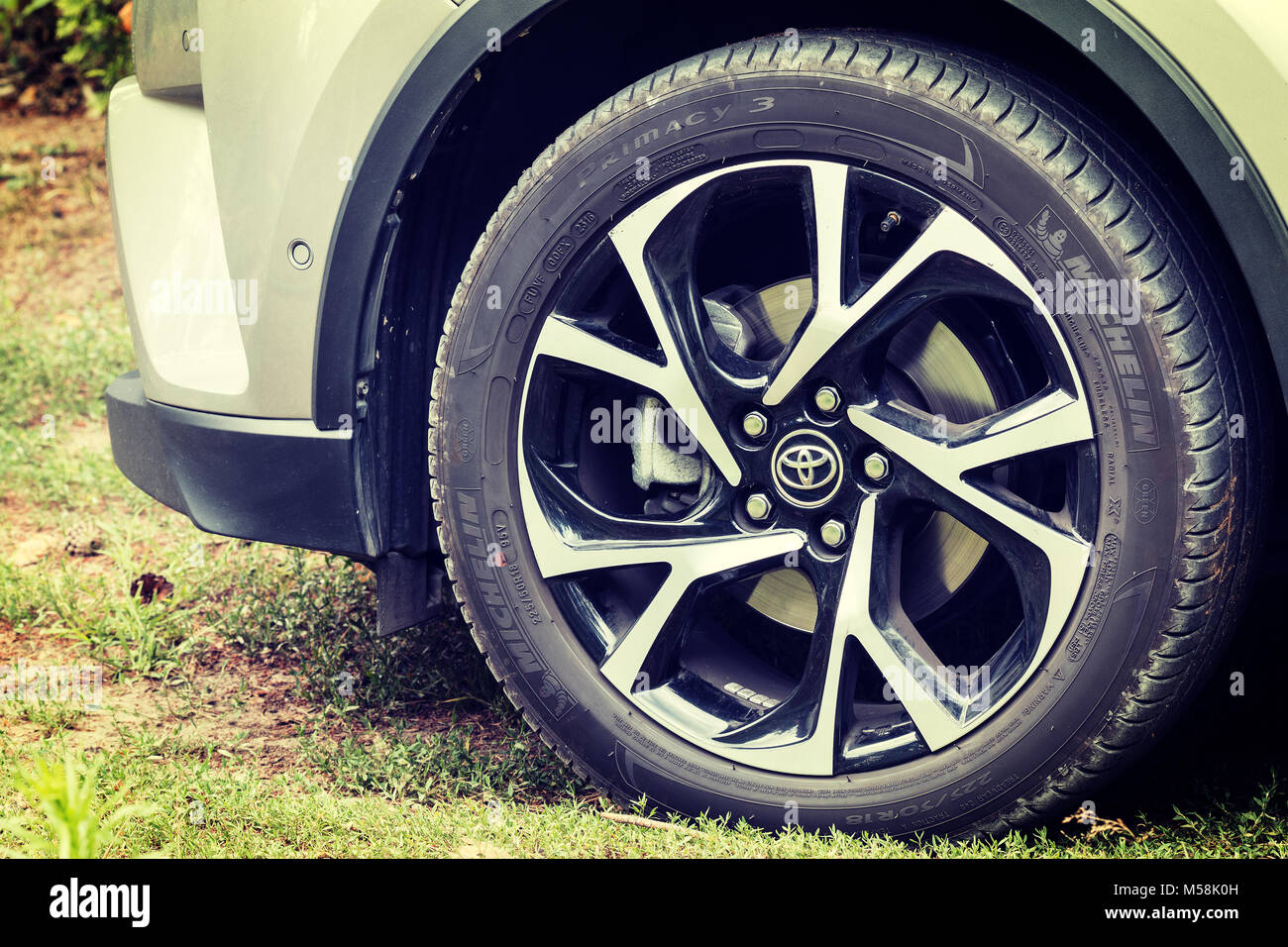 Concepto shot de llantas y neumáticos de coche cruzado moderno - Toyota  CH-R Fotografía de stock - Alamy
