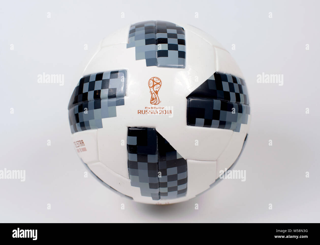2 dic 2017 Moscú, Rusia el balón oficial de la Copa Mundial de la Fifa 2018 Adidas  Telstar 18 Fotografía de stock - Alamy