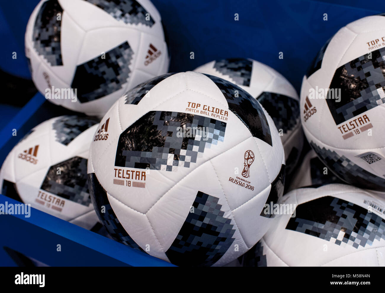 Solo haz electrodo Si El 14 de diciembre de 2017 en Moscú, Rusia. El balón oficial de la Copa  Mundial de la Fifa 2018 Adidas Telstar 18 Fotografía de stock - Alamy