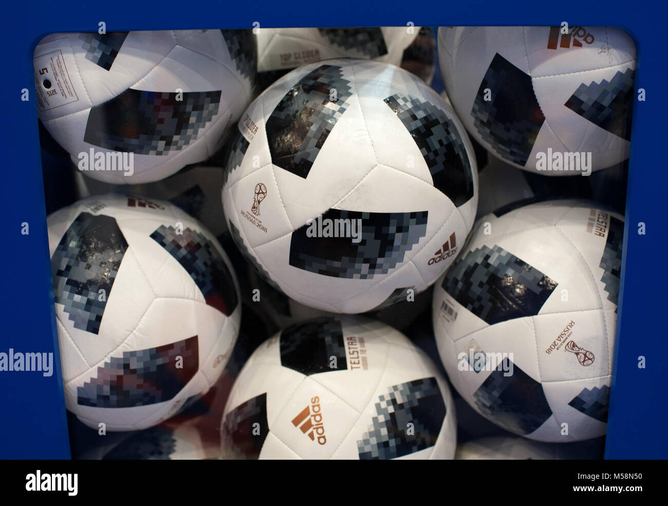 Adidas telstar 18 fotografías e imágenes de alta resolución - Alamy