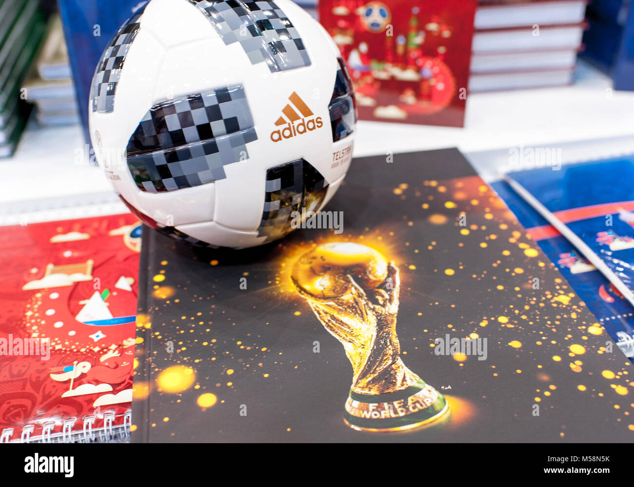 seco dulce Hecho para recordar El 14 de diciembre de 2017 Moscú, Rusia el balón oficial de la Copa Mundial  de la FIFA 2018 Adidas Telstar 18 y el simbolismo de la Copa del Mundo  Fotografía de stock - Alamy