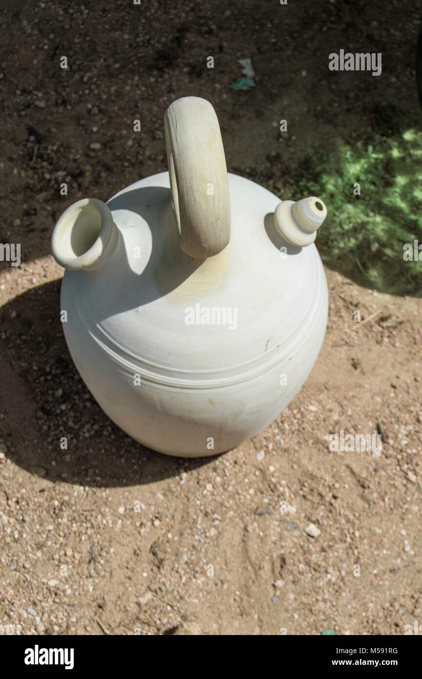 Botijo, un recipiente de arcilla porosa tradicional español diseñado para  contener agua Fotografía de stock - Alamy