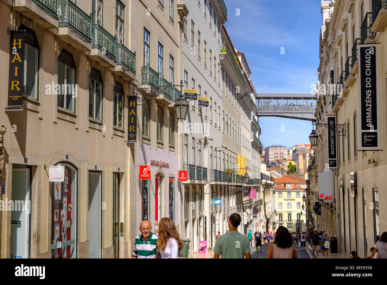Arquitectura y calles de barrio de Chiado, Lisboa, Portugal Foto de stock