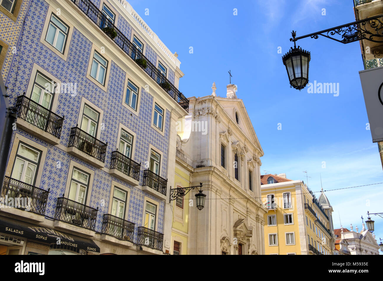 Arquitectura y calles de barrio de Chiado, Lisboa, Portugal Foto de stock